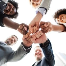 equipe-de-negocios-bem-sucedido-e-feliz-cumprimentando-a-todos